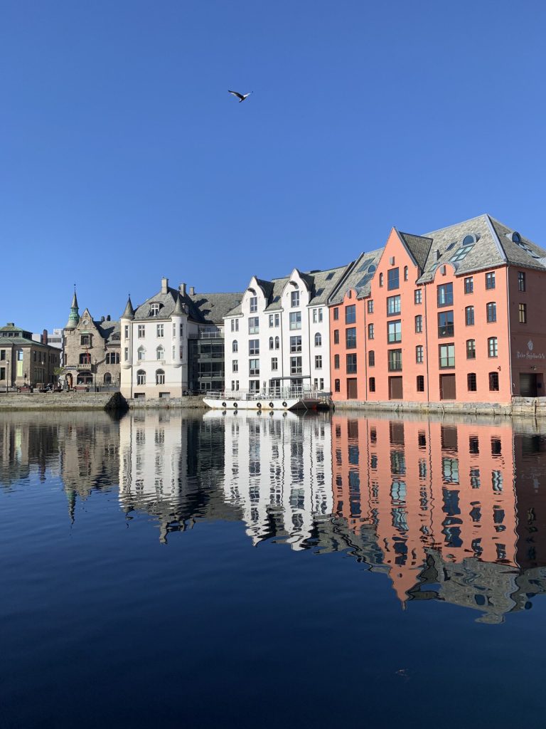 Fachadas modernistas de Ålesund reflejadas en el agua