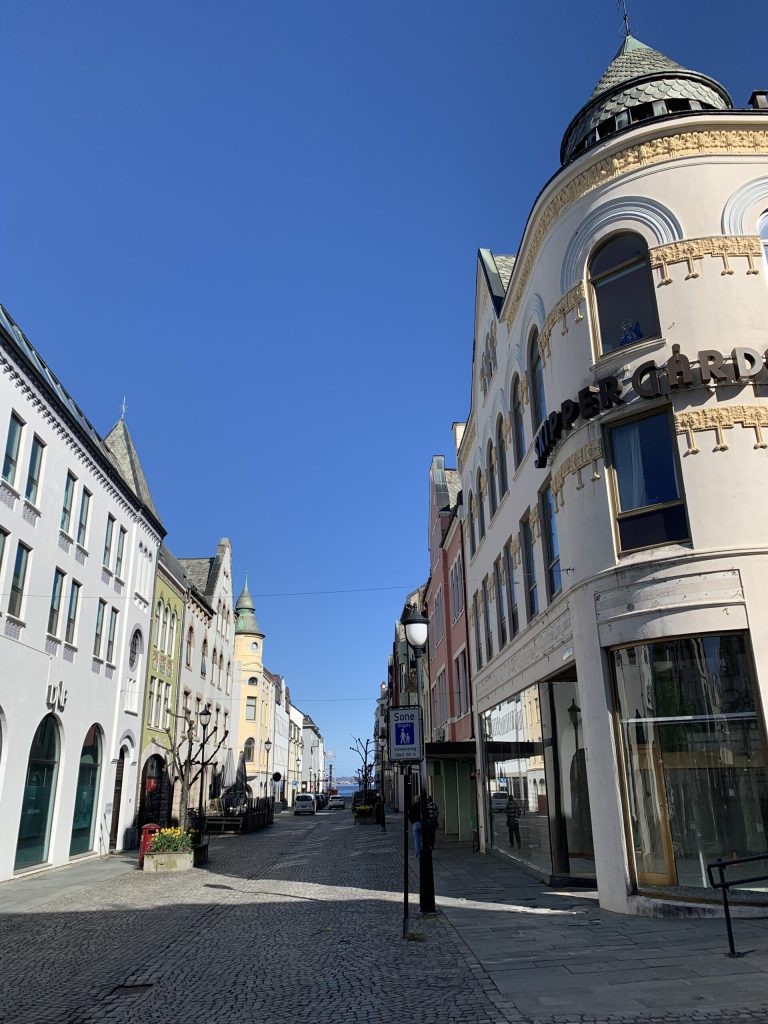 Edificio Jugendstil con torre en una calle del centro de Ålesund