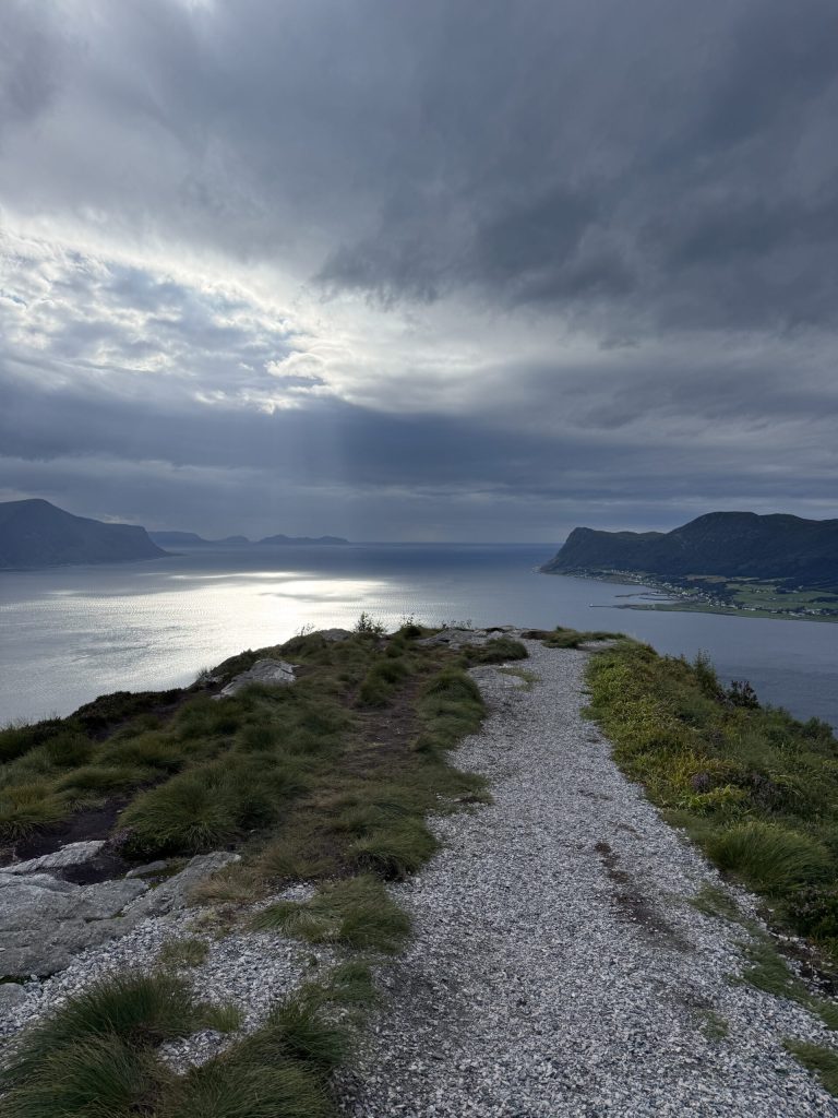Sendero hacia la cima de Sukkertoppen con el mar al fondo