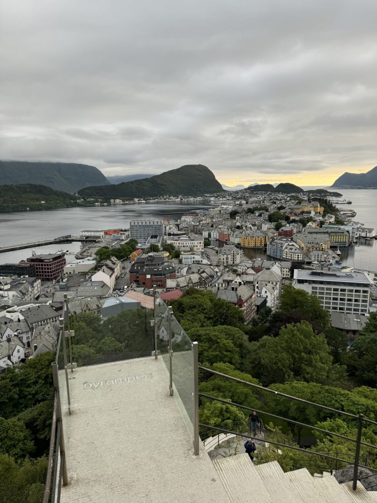 Los 418 escalones del monte Aksla con vistas a Ålesund