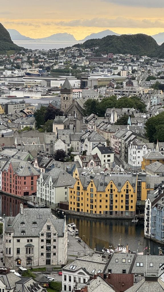 Centro de Ålesund desde el mirador de Fjellstua, en el monte Aksla