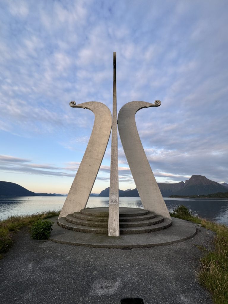 Monumento a la batalla vikinga de Hjørungavåg (año 986)