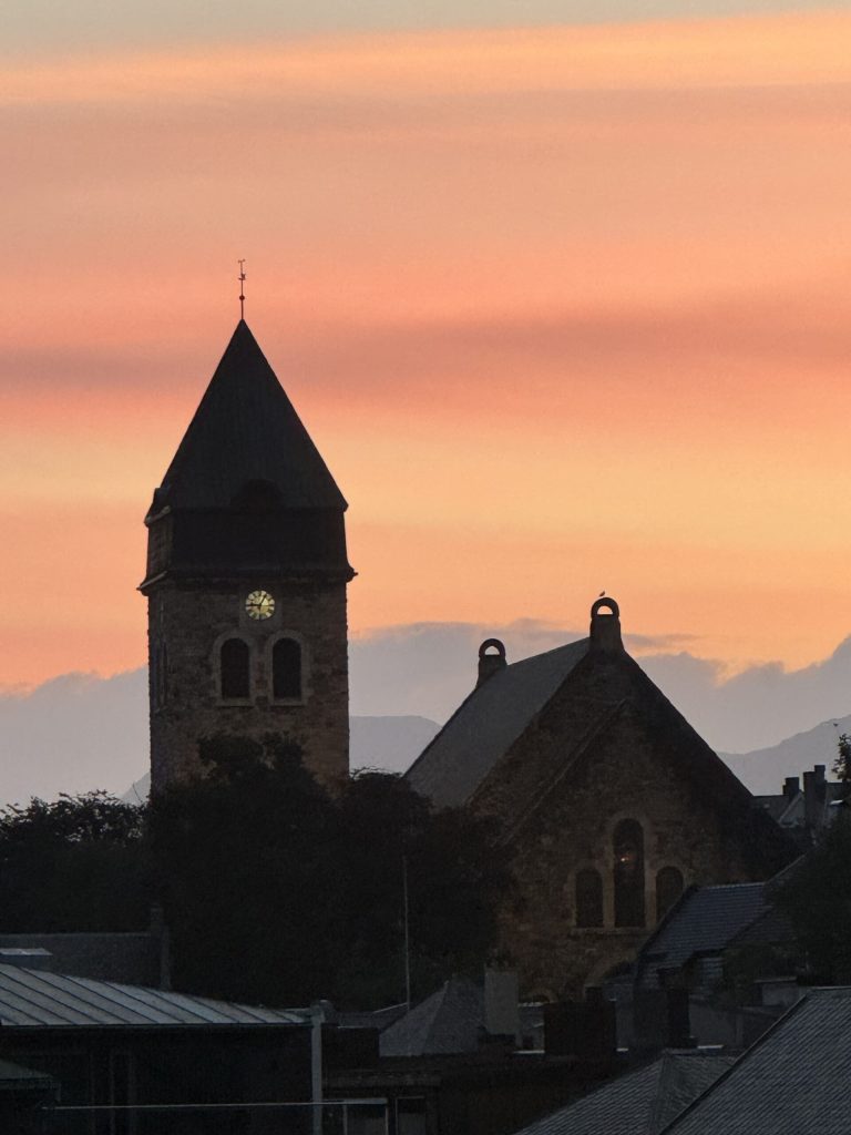 Iglesia de Ålesund al atardecer