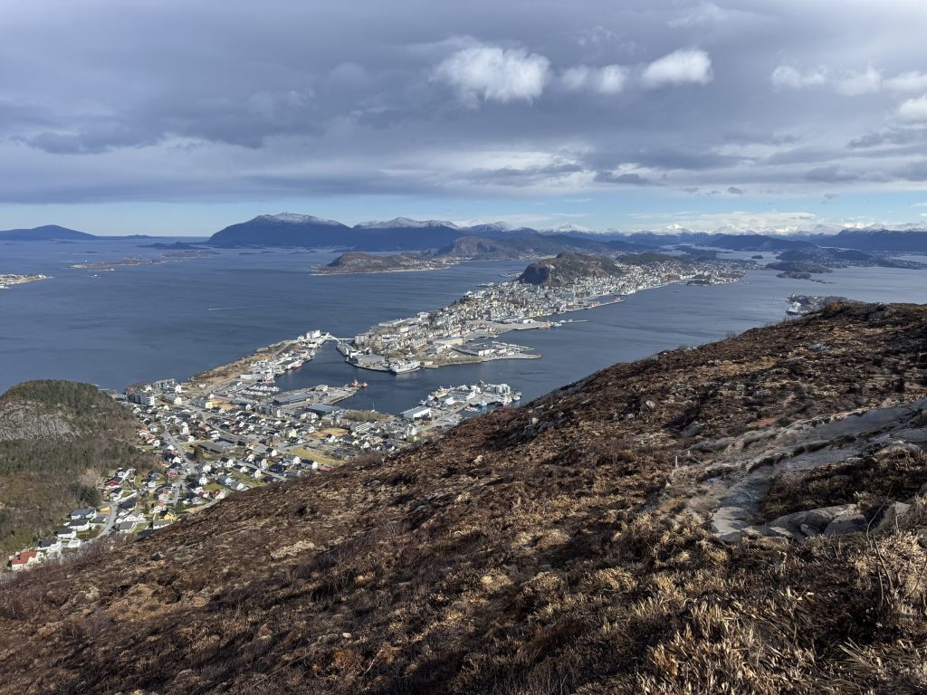 Vista de Ålesund y las islas desde la montaña Sukkertoppen